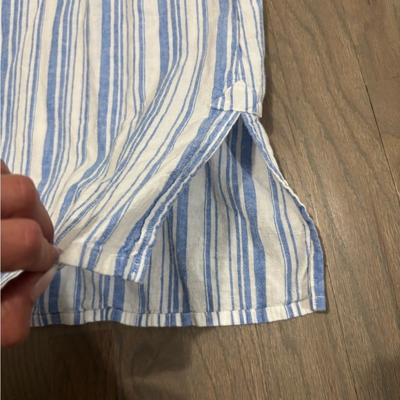 Cabi Linen Blend "Pacific Top" in Washed Stripe. Small - Picture 5 of 9